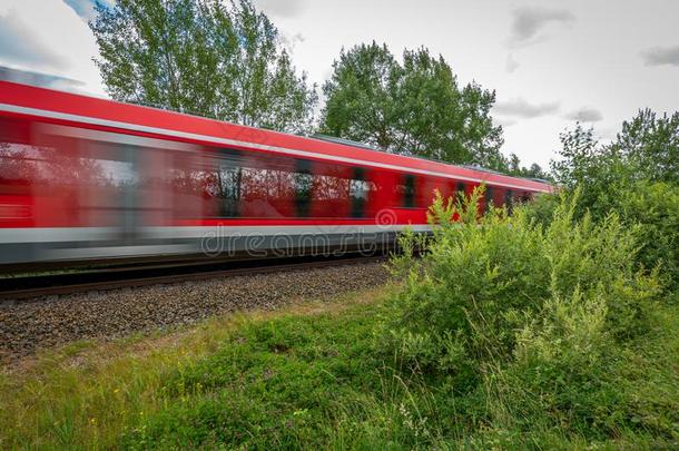 一红色的火车<strong>赛马</strong>会过去的指已提到的人照相机