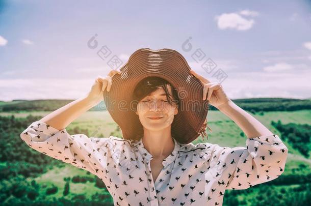 生活方式同行的微笑的女人和眼睛关闭着的采用白色的蓝色