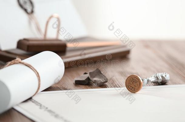 酿酒的公证人邮票和文档向木制的表,特写镜头
