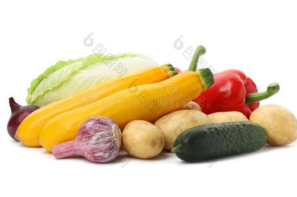 不同的新鲜的成熟的蔬菜向白色的