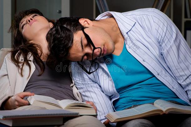 两个学生学习晚的准备的为examinations考试