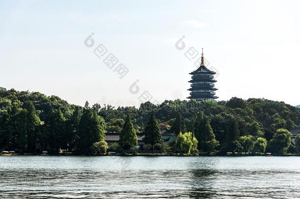 雷峰塔是（be的三单形式一num.五故事t一ll塔和num.八侧,int.看