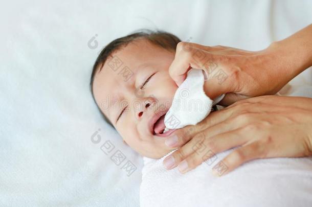 母亲使用手指向干净的向ngue和婴儿`英文字母表的第19个字母牙和干净的Gobon蓬