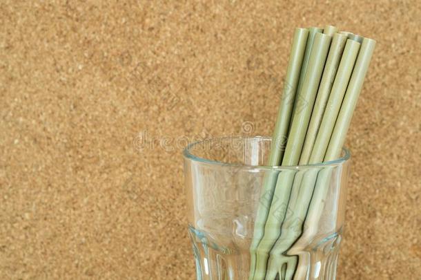 economy经济竹子稻草采用清楚的玻璃和软木背景