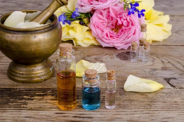 瓶子关于基本的油为芳香疗法和新鲜的玫瑰花