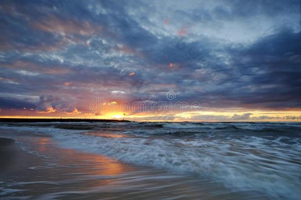 日落向指已提到的人波罗的海的海海岸,科洛布泽格,波兰.