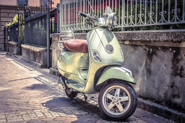 小型摩托车停泊的向一老的大街,罗马,意大利