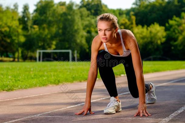 有魅力的女孩向<strong>开始</strong>小路准备好的向跑