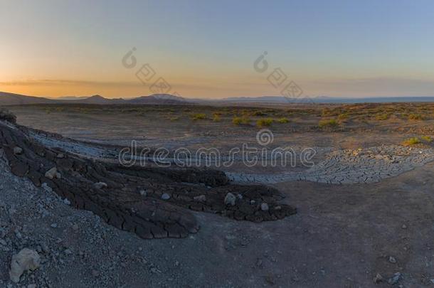 泥火山采用哥布斯坦在日落