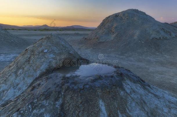 泥火山采用哥布斯坦在日落