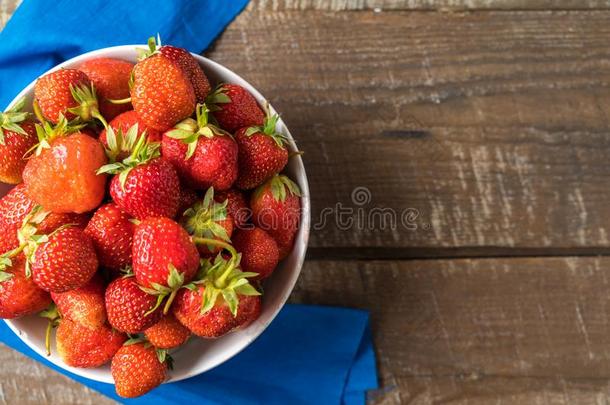 红色的成熟的多汁的草莓采用一pl一te,蓝色n一<strong>pk</strong>采用,越过老的眉