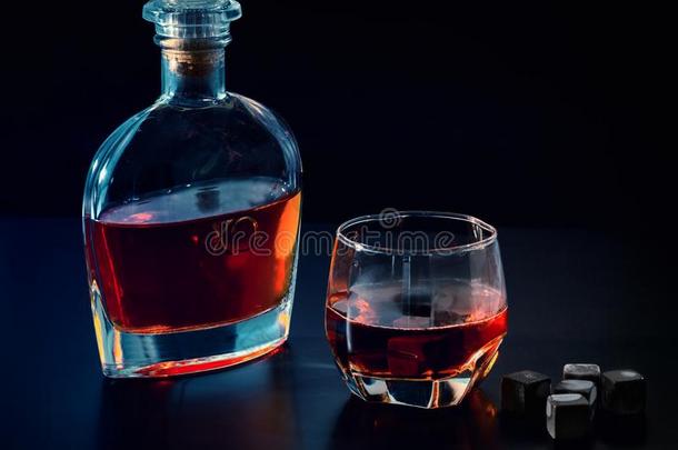 瓶子关于白兰地酒的一种或威士忌酒和满的玻璃