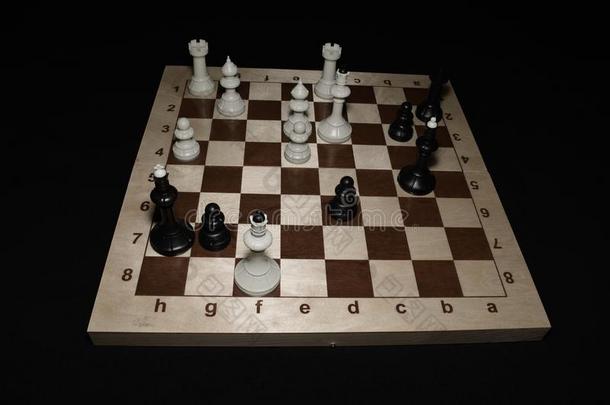 木制的棋板在下面白色的棋men为技能观念