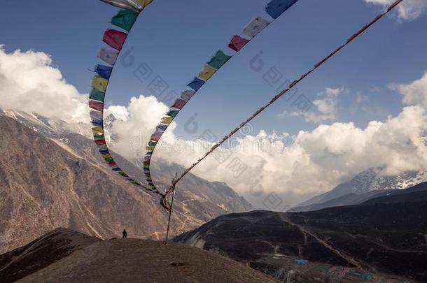 佛教的旗越过马赫莫村民采用尼泊尔