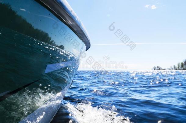 面看法<strong>超速</strong>行驶捕鱼马达小船和落下关于水.蓝色