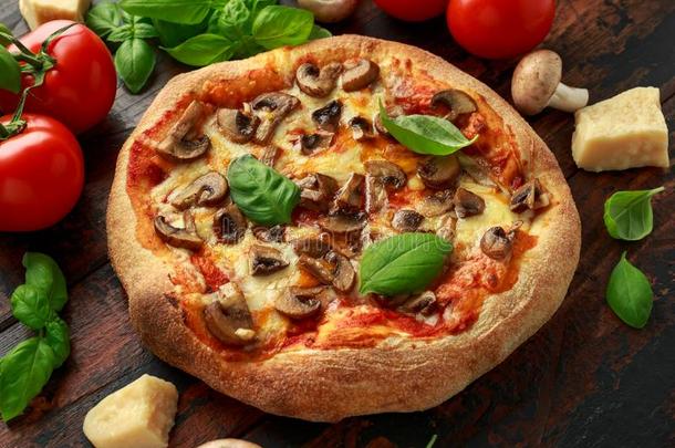 热的蘑菇意大利薄饼和罗勒属植物,番茄,意大利干酪和帕尔马干酪