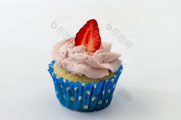 蓝色纸杯蛋糕隔离的向白色的背景和草莓