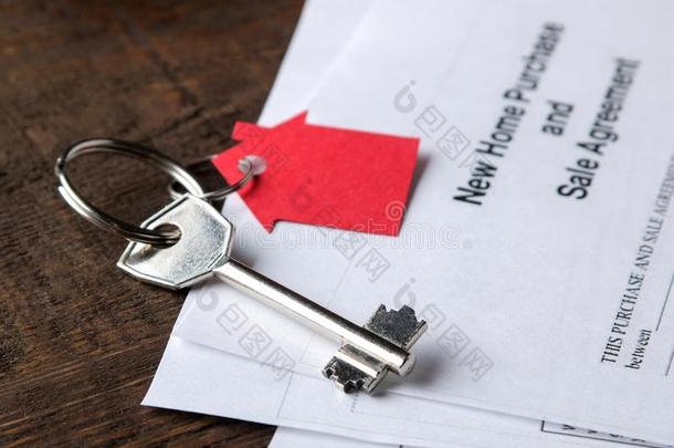 新的家购买和卖协定.钥匙和钥匙圈和空白的