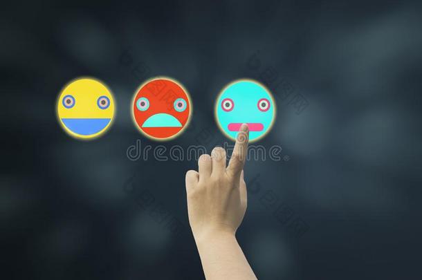 女人使用手指触摸立刻面屏幕偶像表情符号展映various不同的