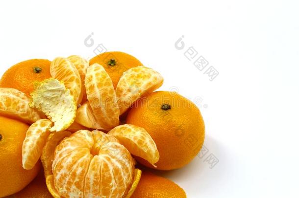 成熟的,多汁的,<strong>新鲜</strong>的橘子采用<strong>剥皮</strong>和在外部<strong>剥皮</strong>向白色的