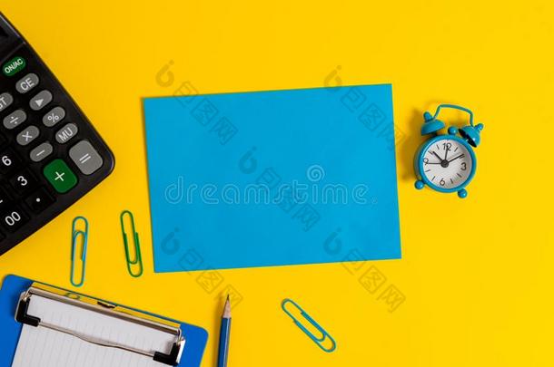 有纸夹的笔记板空白的纸纸正方形笔记铅笔剪计算器