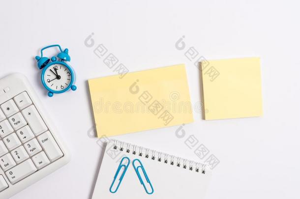 空白的纸和复制品空间向指已提到的人表和钟和personalcomputer个人计算机王钦贤