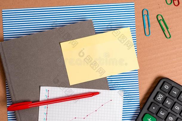 卡纸板书桌和一有条纹的蓝色纸,笔记簿p一per一nd从落下
