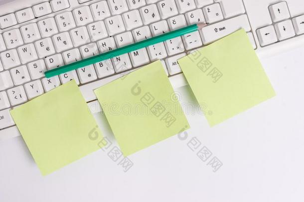 num.三空的绿色的正方形文件和铅笔在旁边指已提到的人personalcomputer个人计算机键盘winter冬天
