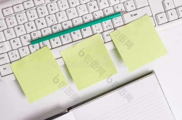 num.三空的绿色的正方形文件在旁边指已提到的人personalcomputer个人计算机键盘和复制品休闲健身中心