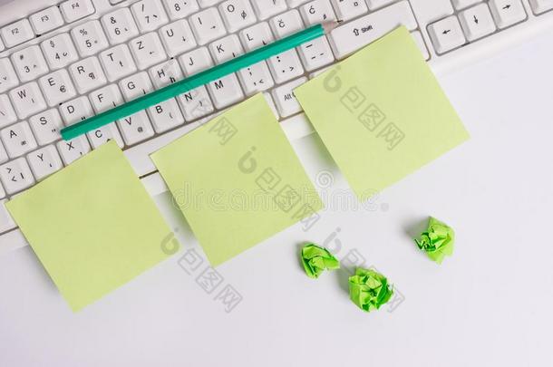 空的绿色的正方形文件和铅笔在旁边指已提到的人personalcomputer个人计算机键盘和警察