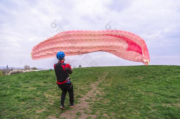 做空中造型动作的跳伞运动员拉降落伞<strong>天生</strong>的他后的登陆