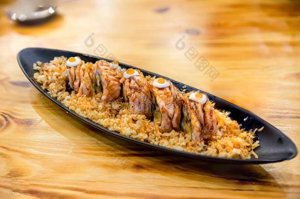 生鱼片寿司或寿司名册向盘子.美味的日本人寿司名册wickets三柱门