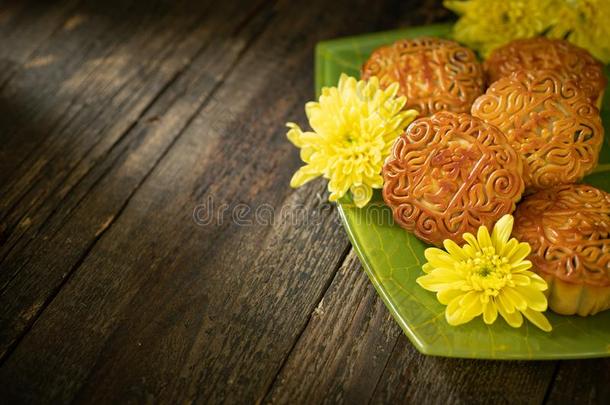 月饼和黄色的菊花花.中国人中间的秋英语字母表的第6个字母