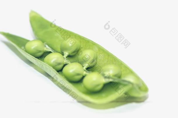 绿色的豌豆荚,绿色的豌豆s,白色的背景,关在上面