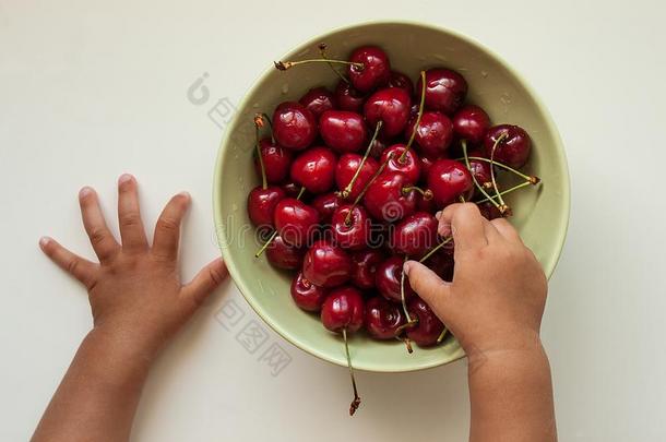 小孩`英文字母表的第19个字母手拿一樱桃从一pl一te.
