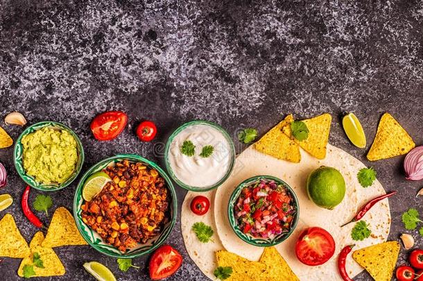 墨西哥人食物观念:玉米粉圆饼,墨西哥玉米片和鳄梨酱,洋葱做的辣调味汁