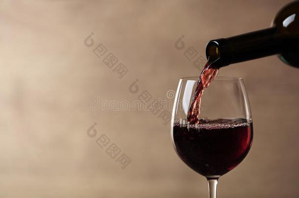 传布红色的葡萄酒进入中玻璃从瓶子反对blur红色的<strong>米</strong>黄色波黑