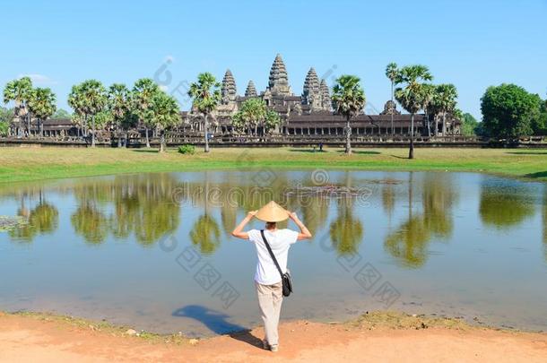 num.一旅行者拜访吴哥泰国或高棉的佛教寺或僧院毁坏在日出,旅行预定