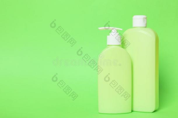 瓶子关于洗发剂向绿色的背景.自然的化妆品产品