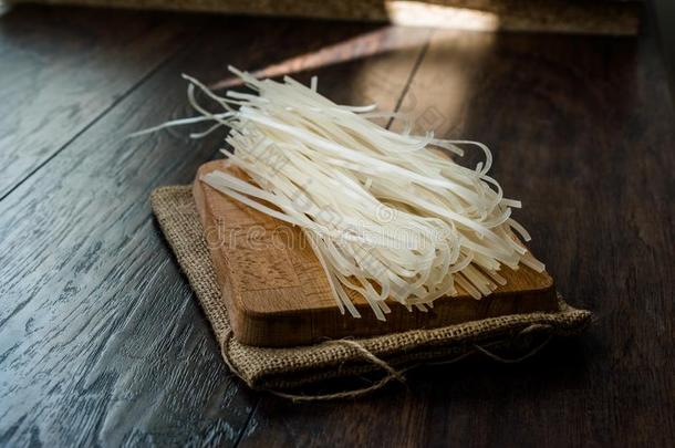 生的稻面条向亚麻布餐巾麻袋准备好的向使用.有机的食物