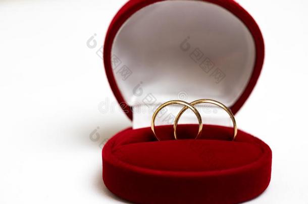 金色的<strong>婚礼戒指</strong>采用一红色的赠品盒