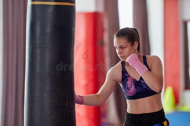 <strong>跆拳道</strong>女孩训练和重的袋