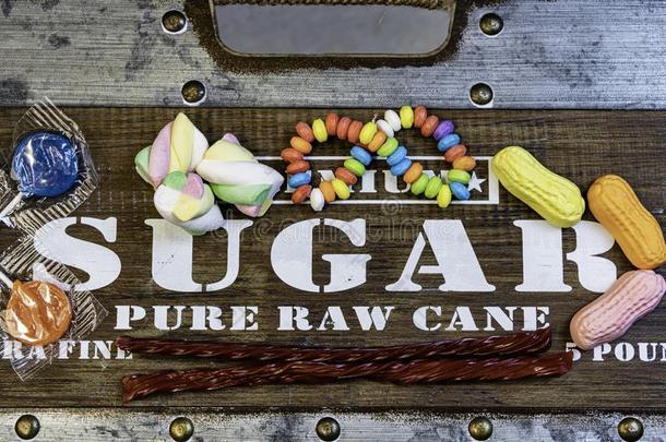 各式各样的糖果向木材食糖板条箱