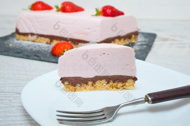 巧克力草莓酸奶蛋糕装饰和新鲜的成果