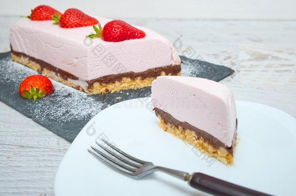 巧克力草莓酸奶蛋糕装饰和新鲜的成果