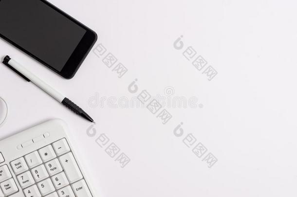 白色的复制品空间和personalcomputer个人计算机键盘可移动的电话和铅笔.datainputbus数据输入总线
