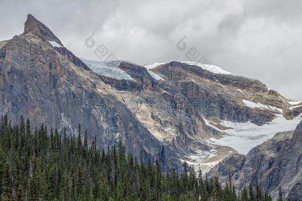 关-在上面关于<strong>冻结</strong>成冰的多岩石的山山峰在近处祖母绿湖