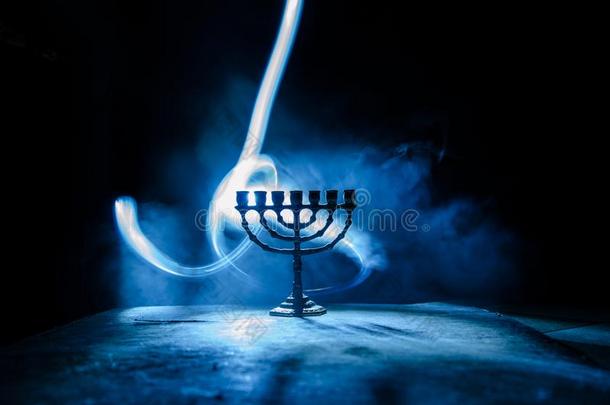 低的钥匙影像关于犹太人的假日光明节背景和多连灯烛台