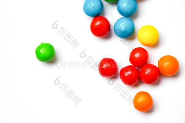 有色的结晶糖-富有色彩的关于小的巧克力糖果向白色的波黑