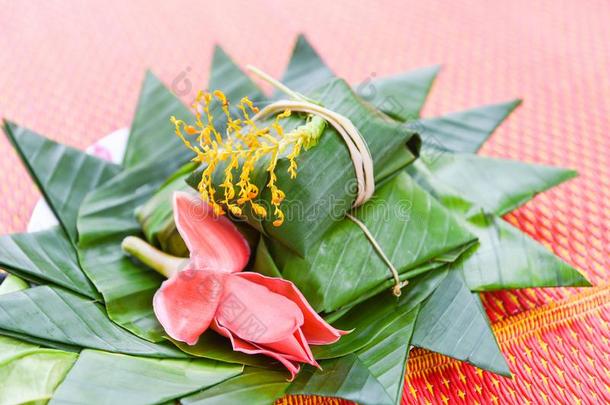 餐后甜食ThaiAirwaysInternati向al泰航国际食物<strong>包</strong>和香蕉叶子和花向盘子